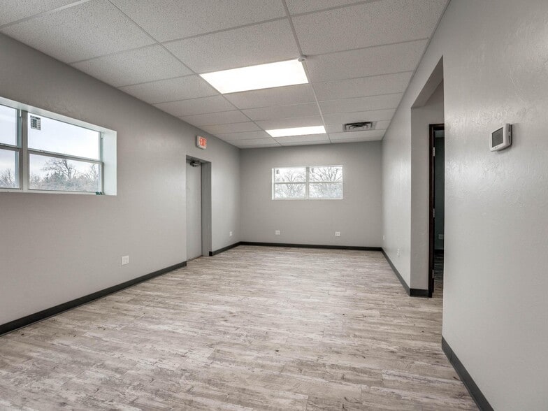 More Photos Of 1736 Red Oak Lane, Guthrie Warehouse For Sale