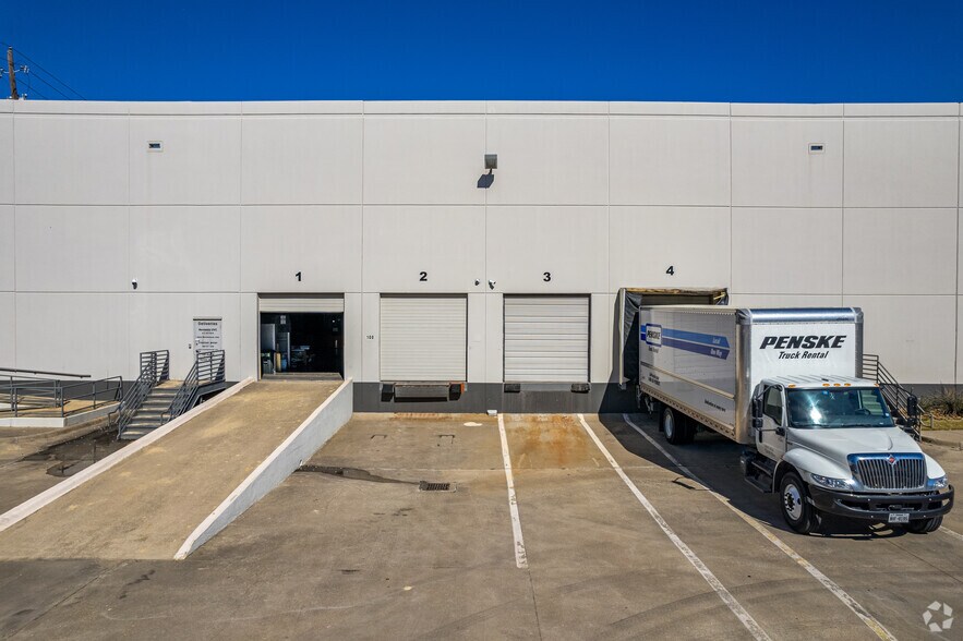 More Photos Of 3301 Wood Dr, Garland Distribution For Lease
