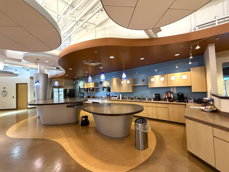 More Photos Of 5000 Springfield St, Dayton Office For Sale