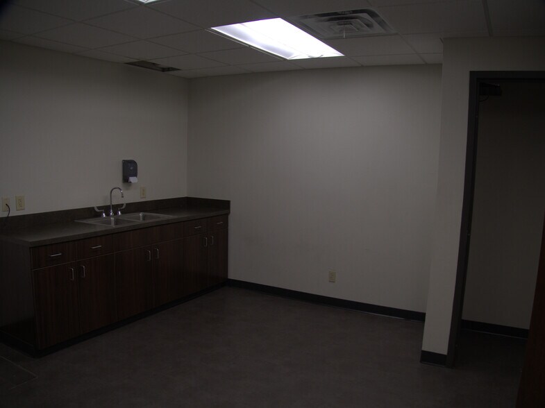 More Photos Of 117 W Central Ave, Bentonville Storefront Retail Office For Lease