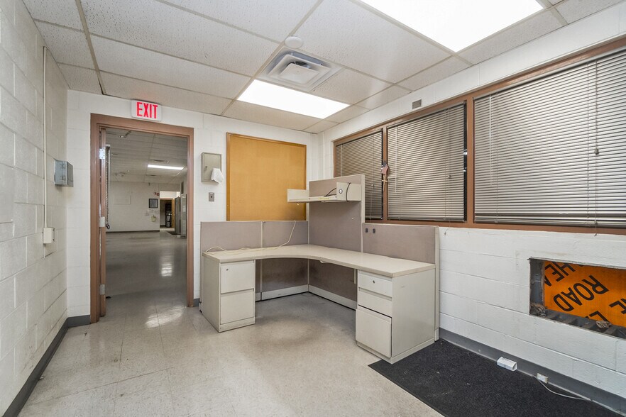 More Photos Of 1050 W Water St, Coaldale Flex For Sale