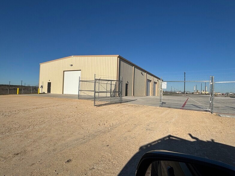 More Photos Of 764 Soechting Rd, New Braunfels Unknown For Lease