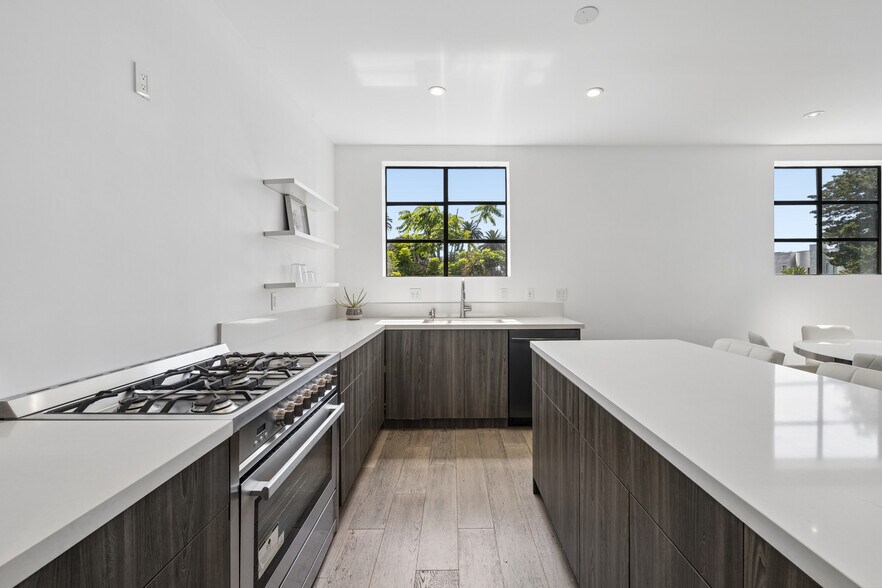 More Photos Of 1317 Cabrillo Ave, Venice Flex For Sale