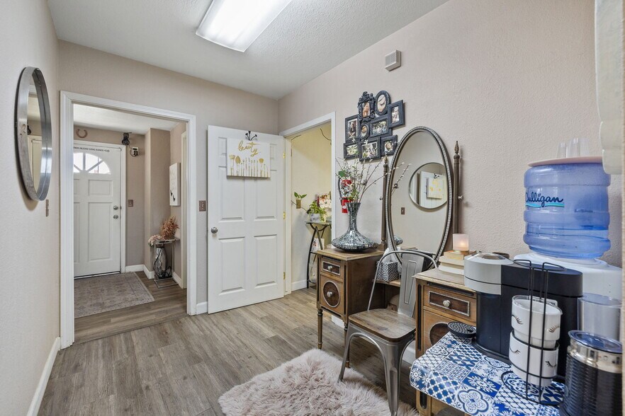 More Photos Of 920 W Main St, Visalia Coworking Space