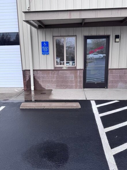 More Photos Of 840 SE Woodland Blvd, Bend Warehouse For Lease