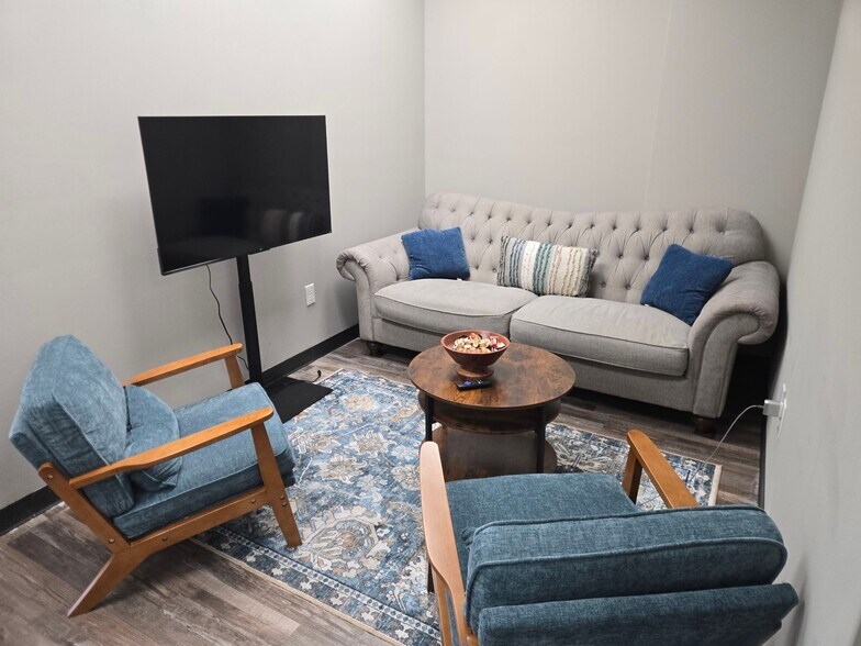 More Photos Of 194 Industrial Blvd, McKinney Showroom For Lease