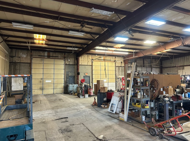 More Photos Of 9735 Gravois Rd, Affton Warehouse For Lease