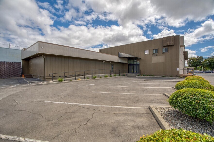 More Photos Of 1125 W Steele Ln, Santa Rosa Freestanding For Lease