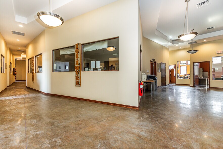 More Photos Of 1055 University Ave, Dubuque Office For Sale