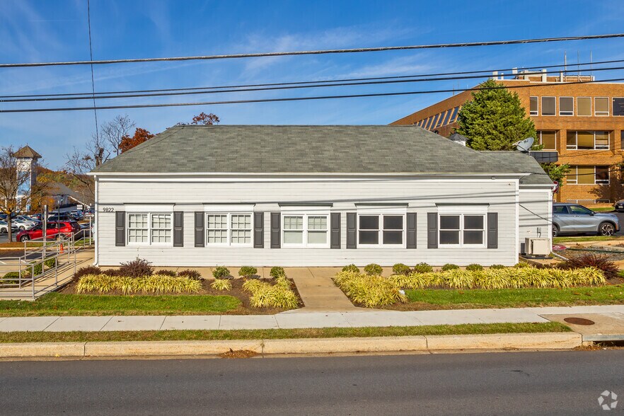 More Photos Of 9822 Falls Rd, Potomac Bank For Lease