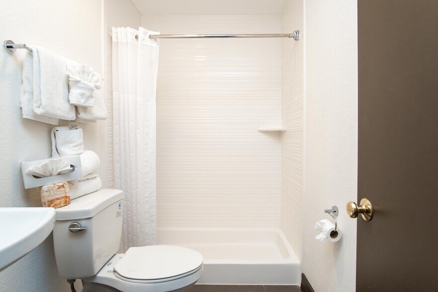 More Photos Of 301 W State Route 89A, Cottonwood Hotel For Sale
