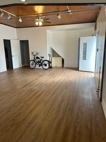 More Photos Of 2715 Hammonds Ferry Rd, Lansdowne Specialty For Lease