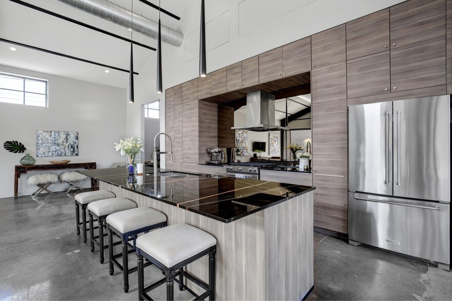 More Photos Of 4770 Memphis St, Dallas Showroom For Sale