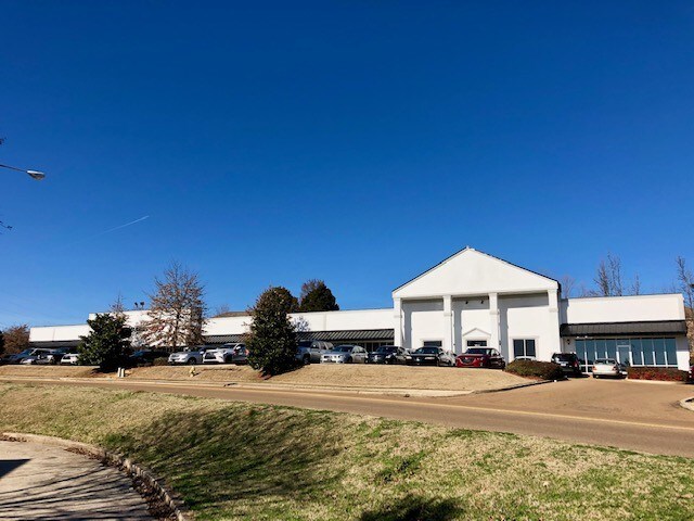 More Photos Of 304 Heritage Dr, Oxford General Retail For Lease