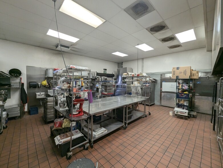 More Photos Of 722 Williamson Ave, Fullerton Light Manufacturing For Sale