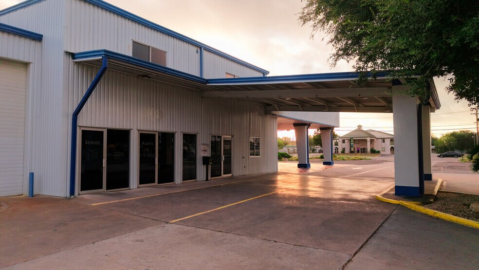 More Photos Of 905 N Harborth Ave, Three Rivers Auto Dealership For Lease