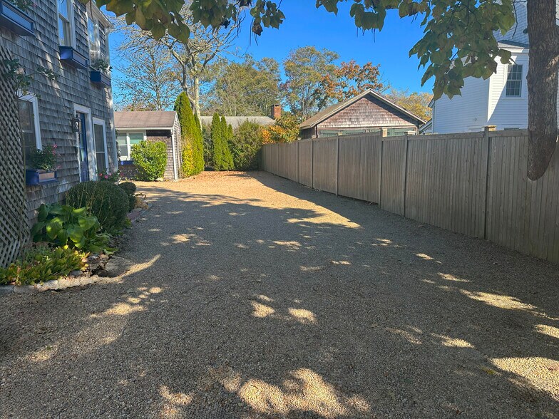 More Photos Of 25 Simpsons Ln, Edgartown Hotel For Sale