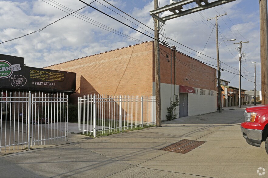 More Photos Of 110 W Main St, Grand Prairie Storefront For Lease