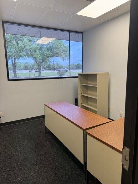 More Photos Of 3915 W Cardinal Dr, Beaumont Distribution For Lease