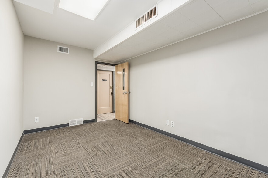 More Photos Of 1251 W Broad St, Columbus Storefront Retail Office For Sale