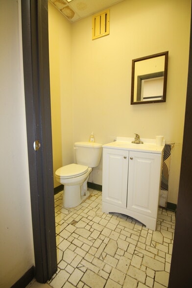 More Photos Of 925 N 8th St, Camden Warehouse For Lease