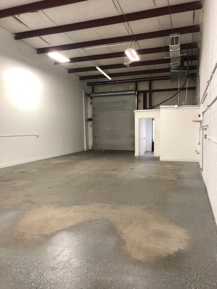 More Photos Of 1335 Bennett Dr, Longwood Warehouse For Lease