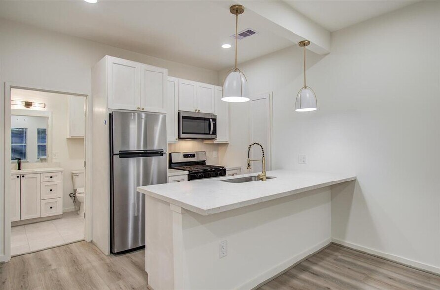 More Photos Of 4006 Navigation Blvd, Houston Office Residential For Lease