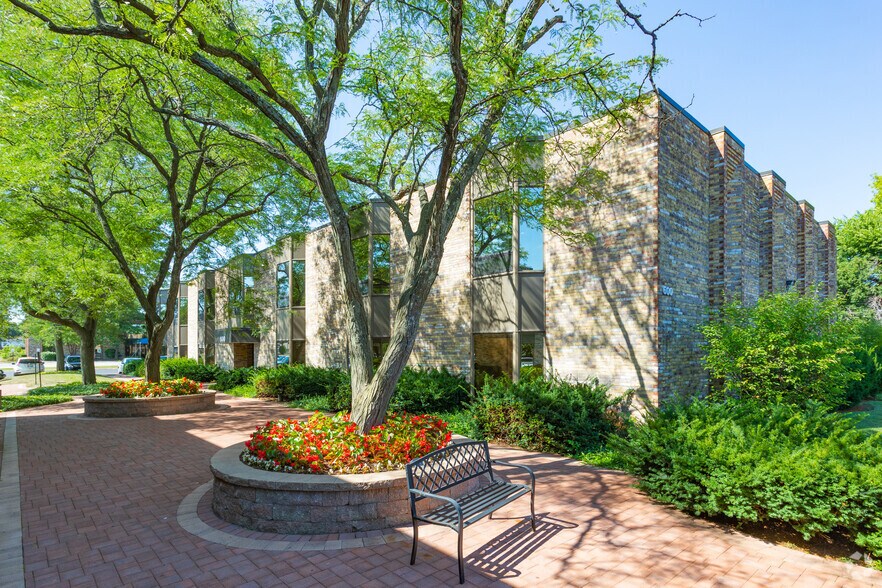 More Photos Of 625 N North Ct, Palatine Unknown For Lease