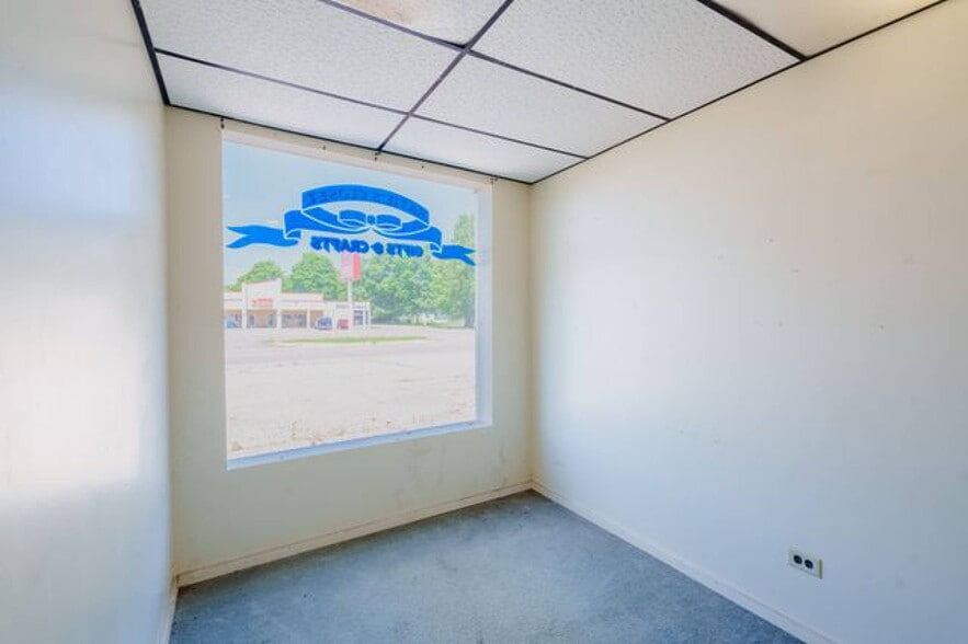 More Photos Of 210 W Main St, Hartford Freestanding For Sale