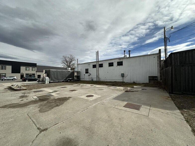 More Photos Of 201 W Main St, Laurel Service Station For Lease