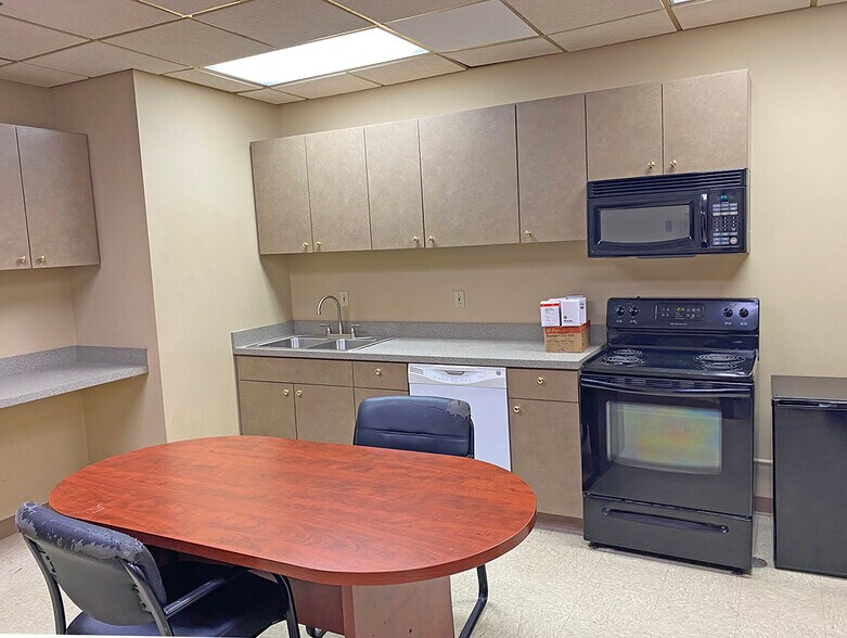 More Photos Of 300 E Main St, Lexington Office For Sale