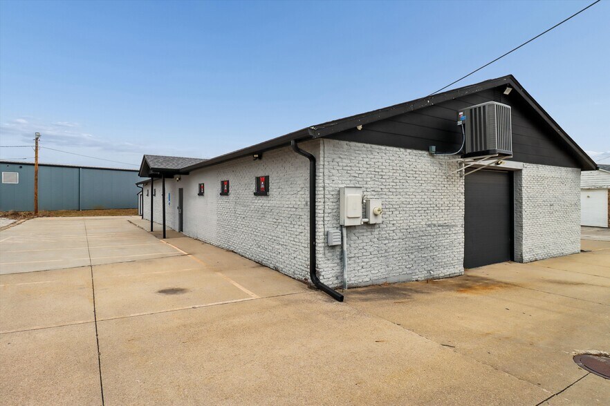 More Photos Of 1525 E Army Post Rd, Des Moines Auto Repair For Lease