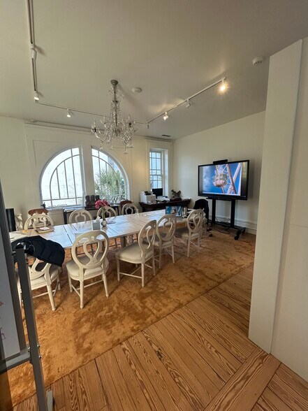 More Photos Of 302 King St, Charleston Storefront Retail Office For Lease