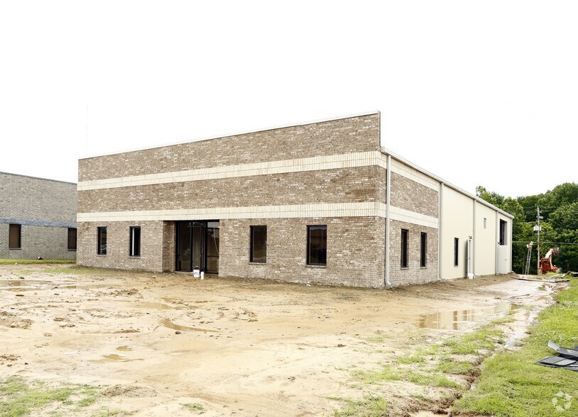 More Photos Of 2101 Hillshire Cir, Memphis Warehouse For Lease