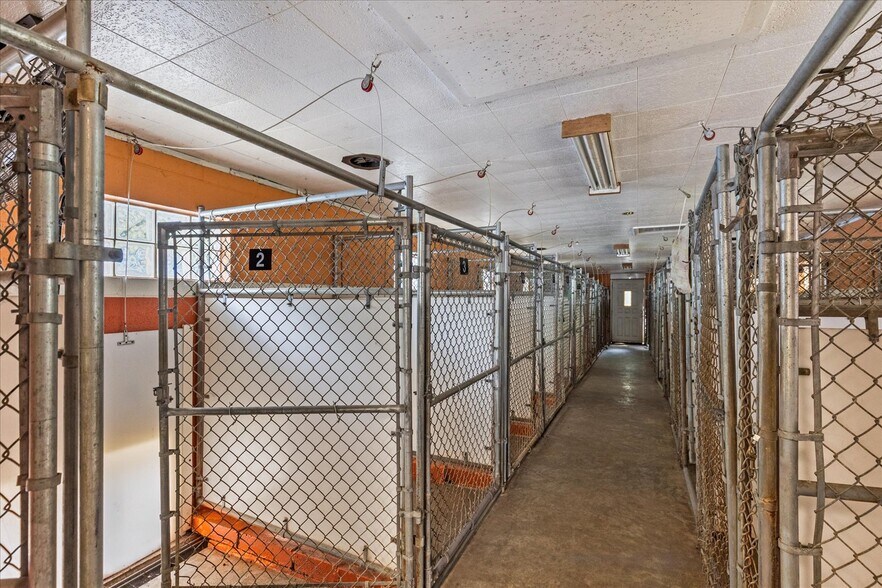 More Photos Of 333 Newcomer Rd, Windsor Veterinarian Kennel For Sale