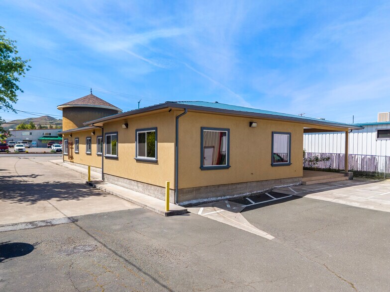 More Photos Of 2480 S Main St, Lakeport Office For Sale