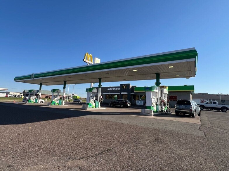 Primary Photo Of 101 W Hill St, Thorp Service Station For Lease
