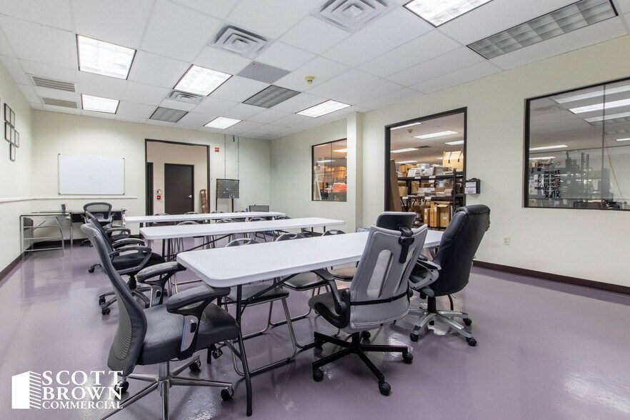 More Photos Of 10810 Alder Cir, Dallas Light Manufacturing For Lease