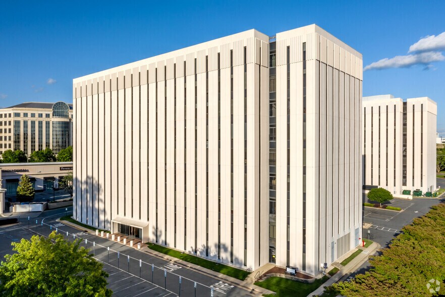 More Photos Of 5950 fairview Rd, Charlotte Office For Lease