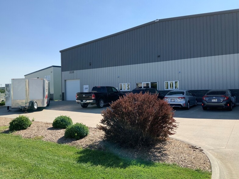More Photos Of 2139 Magnum Cir, Lincoln Warehouse For Lease