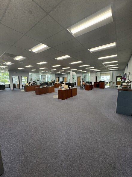 More Photos Of 880 N Wood Dale Rd, Wood Dale Warehouse For Lease