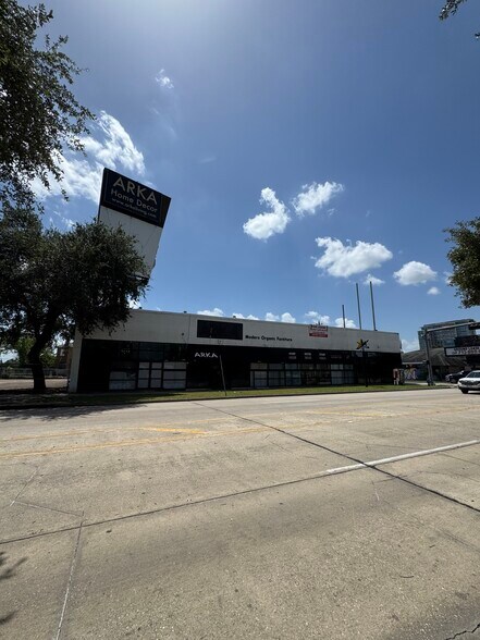 More Photos Of 4715 Main St, Houston Unknown For Lease