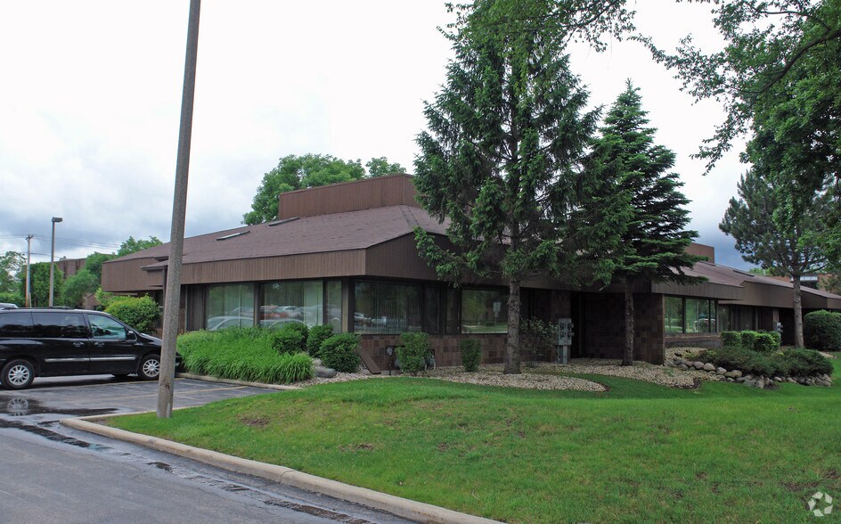 More Photos Of 16W343 83rd St, Burr Ridge Unknown For Lease