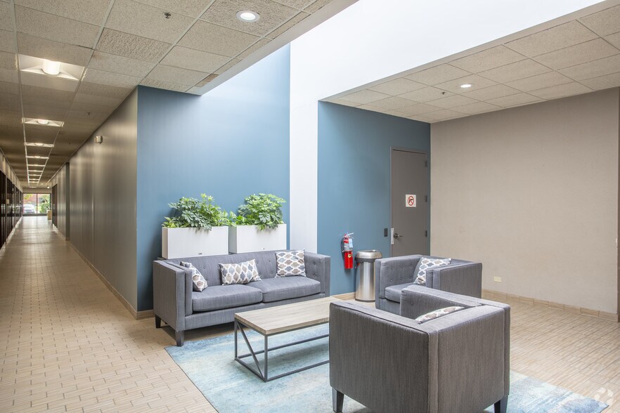 More Photos Of 1400 S Wolf Rd, Wheeling Coworking Space