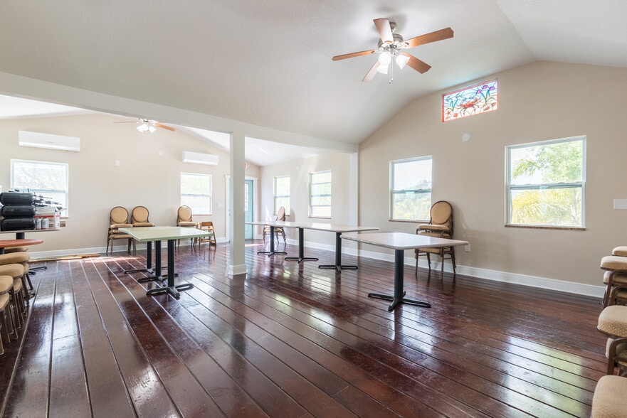 More Photos Of 4391 Dixie Hwy NE, Palm Bay Restaurant For Sale