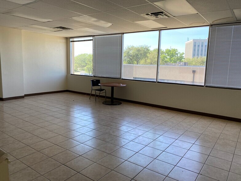 More Photos Of 1120 Empire Central Pl, Dallas Office For Lease