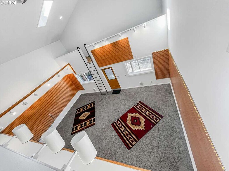 More Photos Of 599 S Highway 197, Maupin Office Residential For Lease