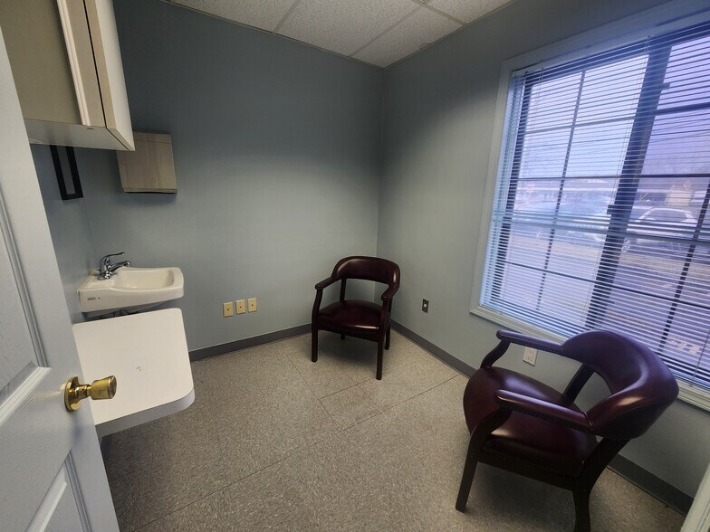 More Photos Of 304 Federal Rd, Brookfield Office For Lease