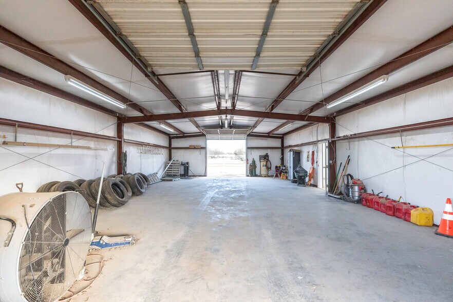 More Photos Of 711 S 3rd Ave, Munday Warehouse For Sale