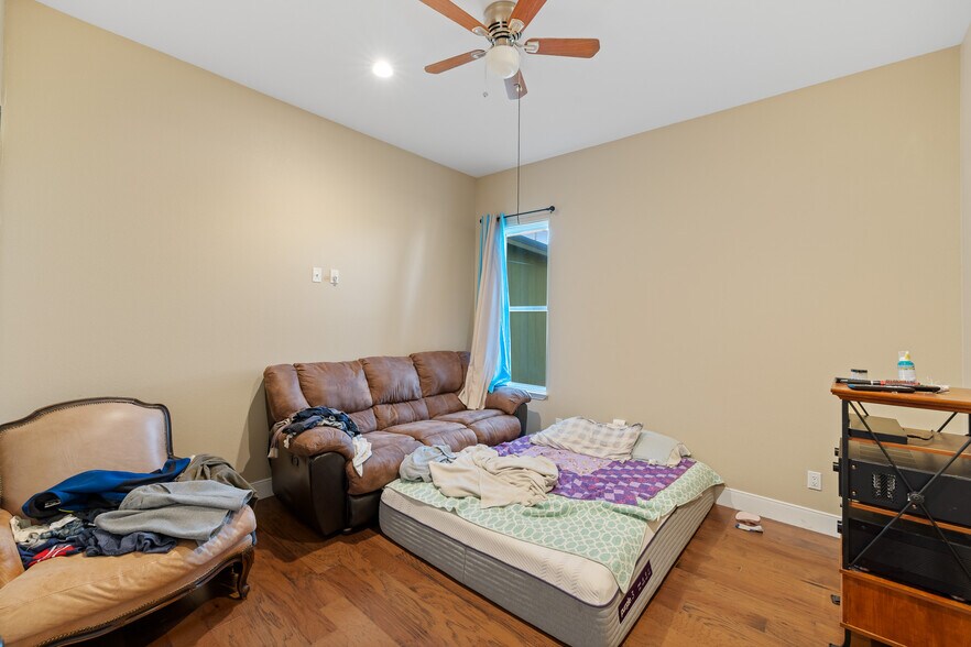 More Photos Of 1417 W State Highway 71, La Grange General Retail For Lease